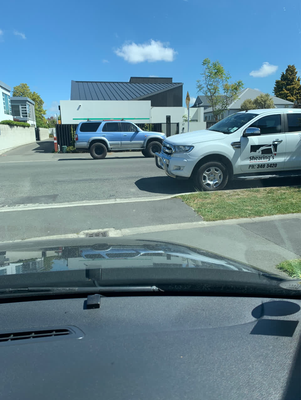 The photograph attached to this hazard, vehicle report