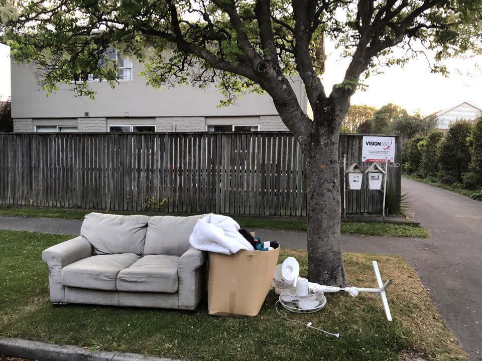The photograph attached to this litter report
