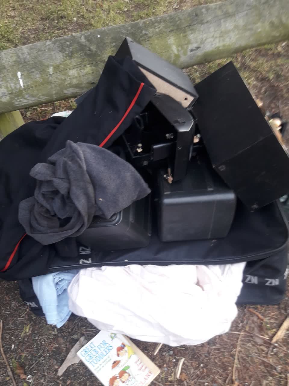 The photograph attached to this dumped rubbish report
