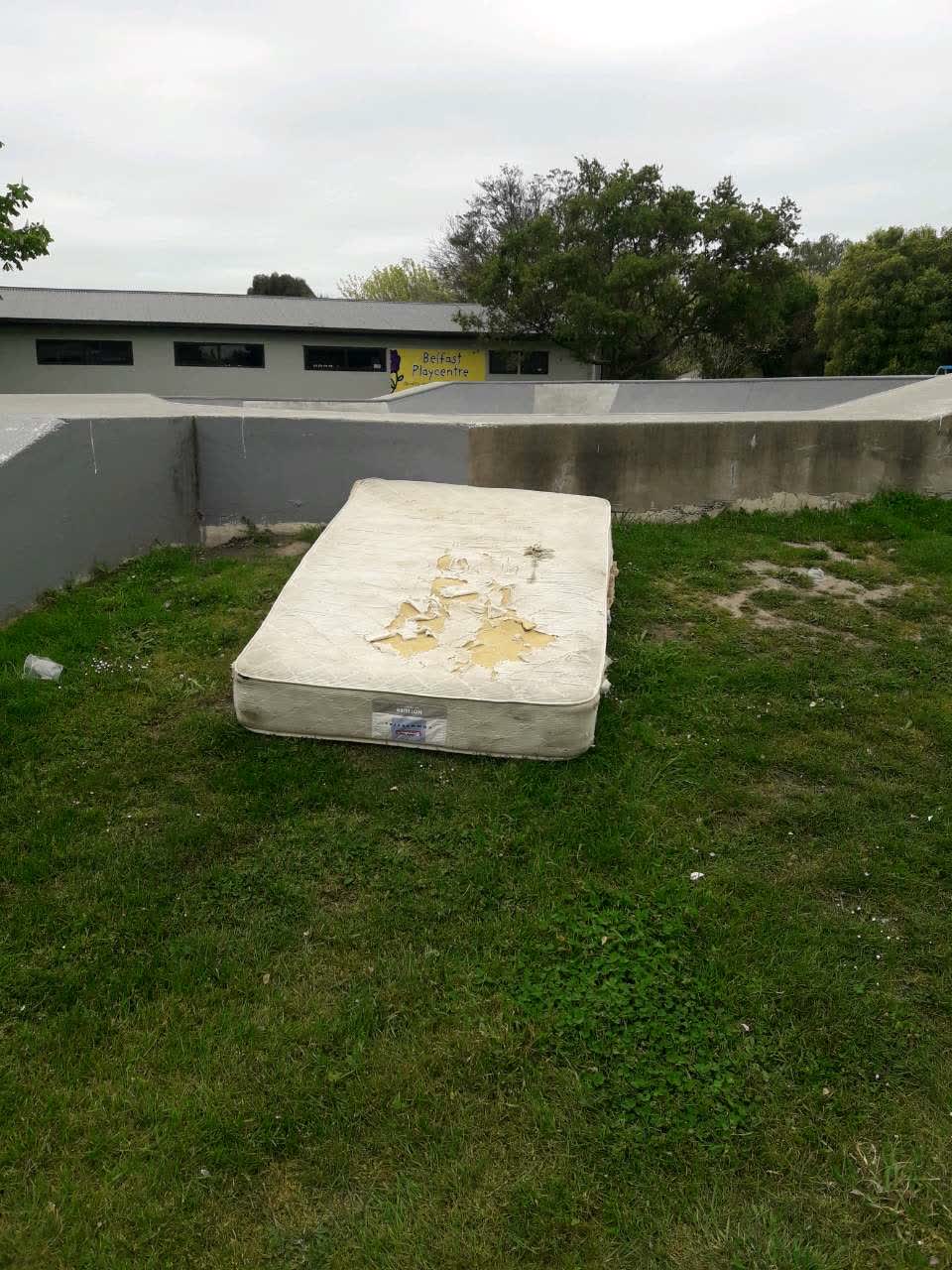 The photograph attached to this dumped rubbish report