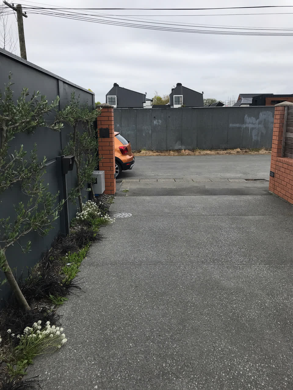 The photograph attached to this hazard, vehicle report