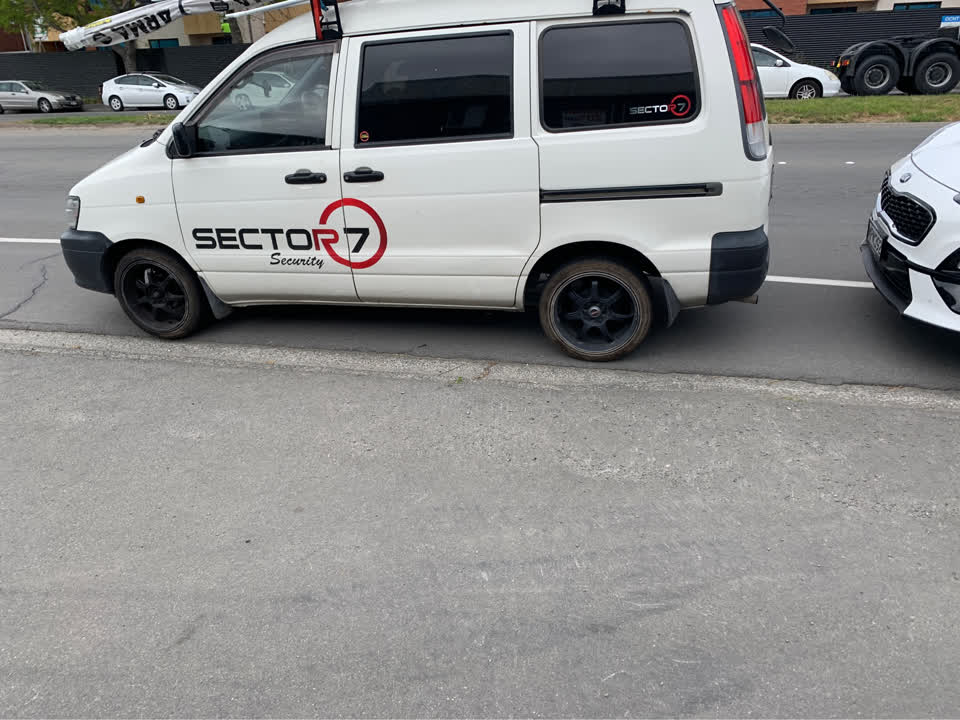 The photograph attached to this hazard, vehicle report