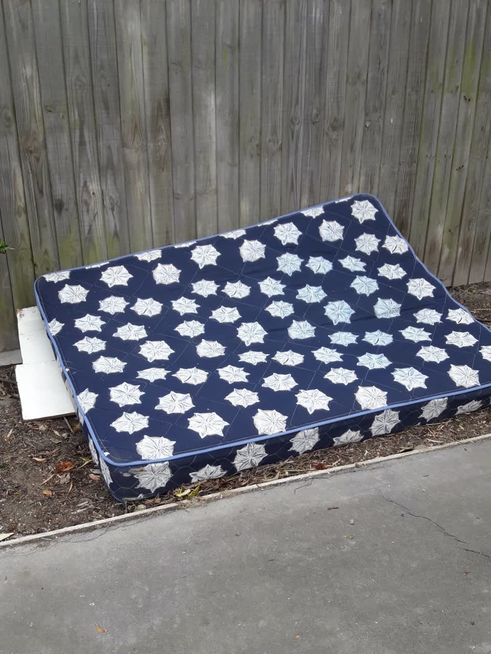 The photograph attached to this dumped rubbish report