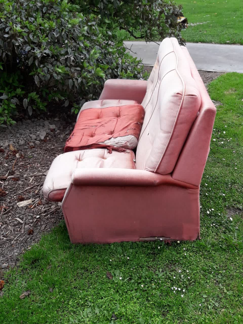 The photograph attached to this dumped rubbish report