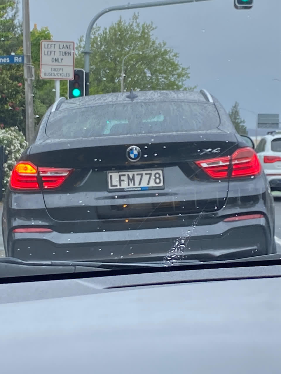 The photograph attached to this hazard, vehicle report