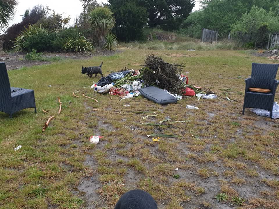 The photograph attached to this dumped rubbish report