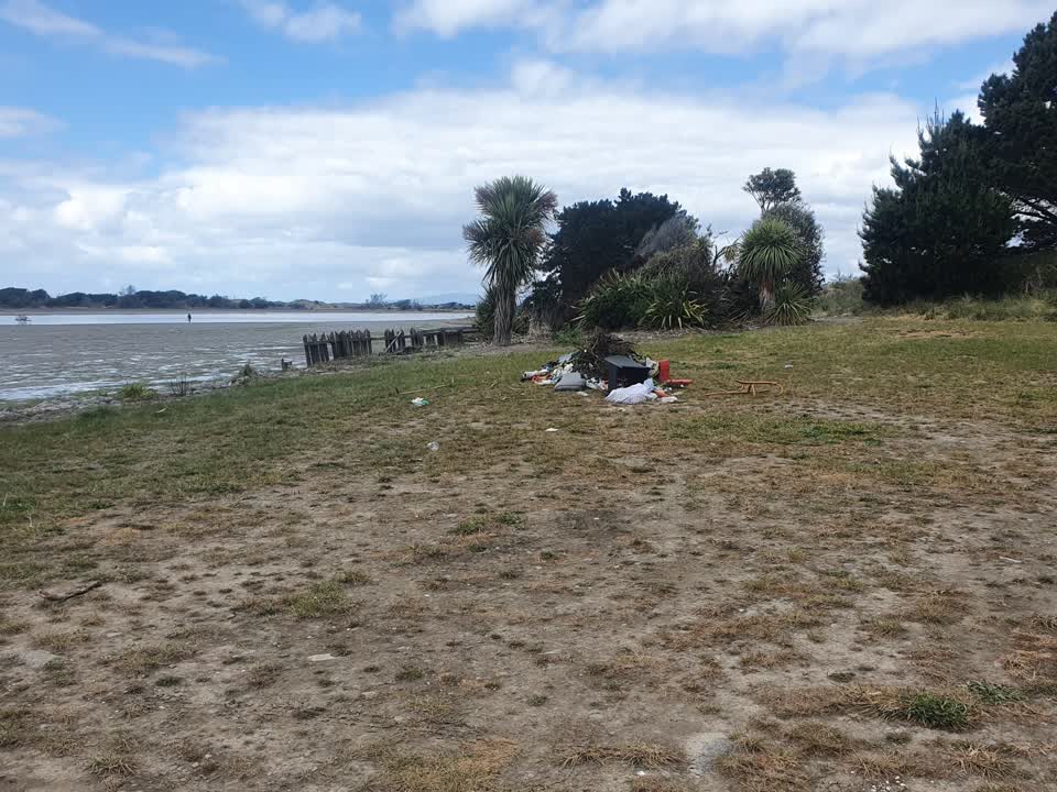The photograph attached to this dumped rubbish report