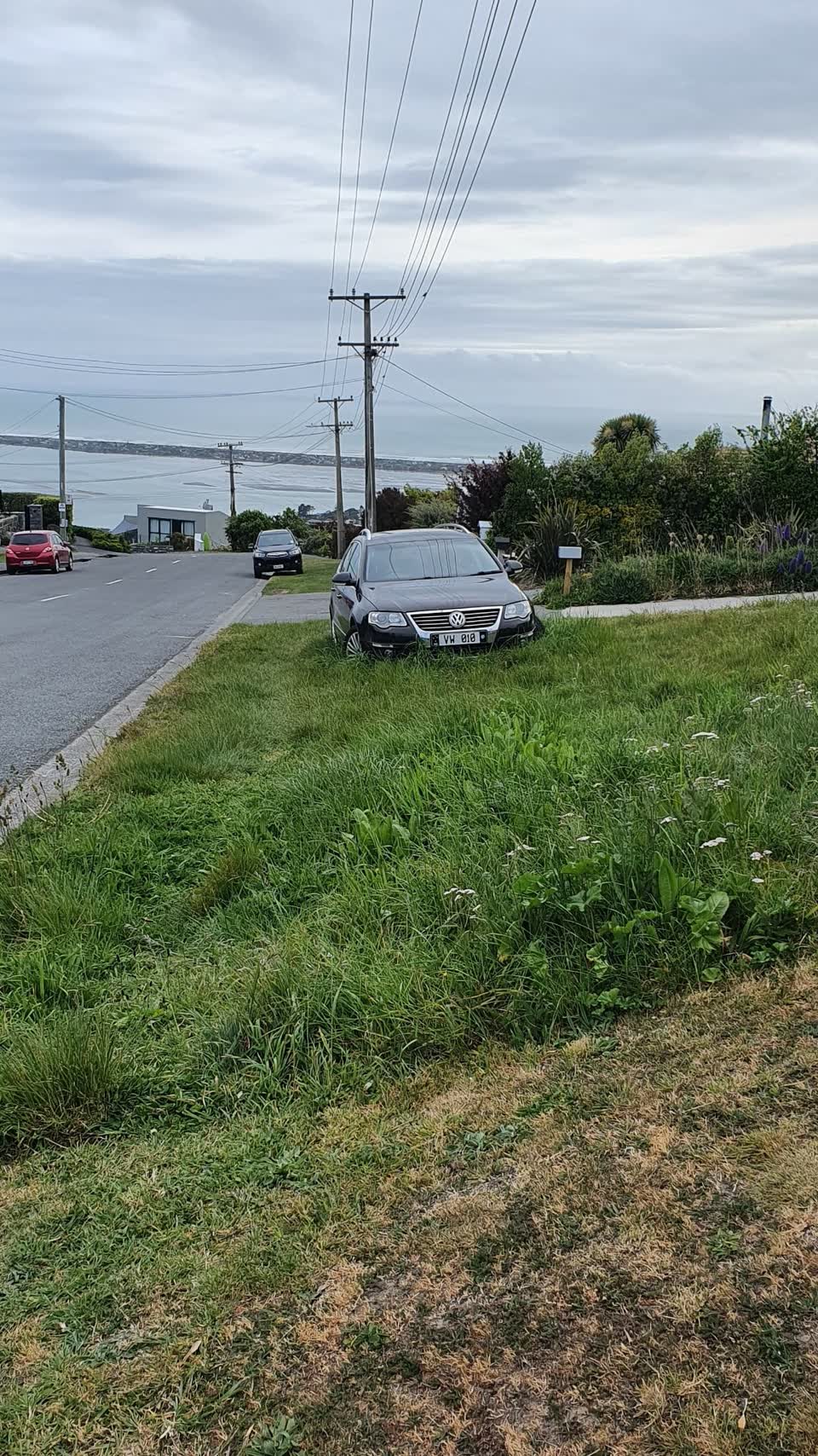 The photograph attached to this hazard, vehicle report