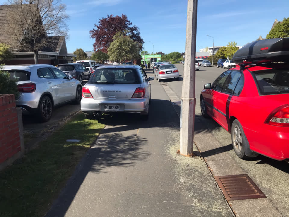 The photograph attached to this hazard, vehicle report