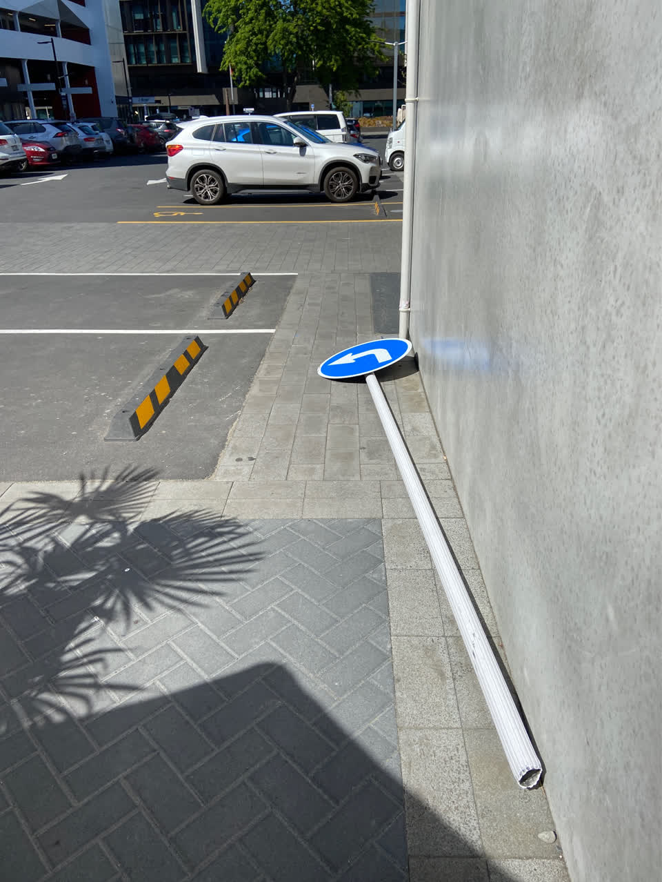 The photograph attached to this road signage report