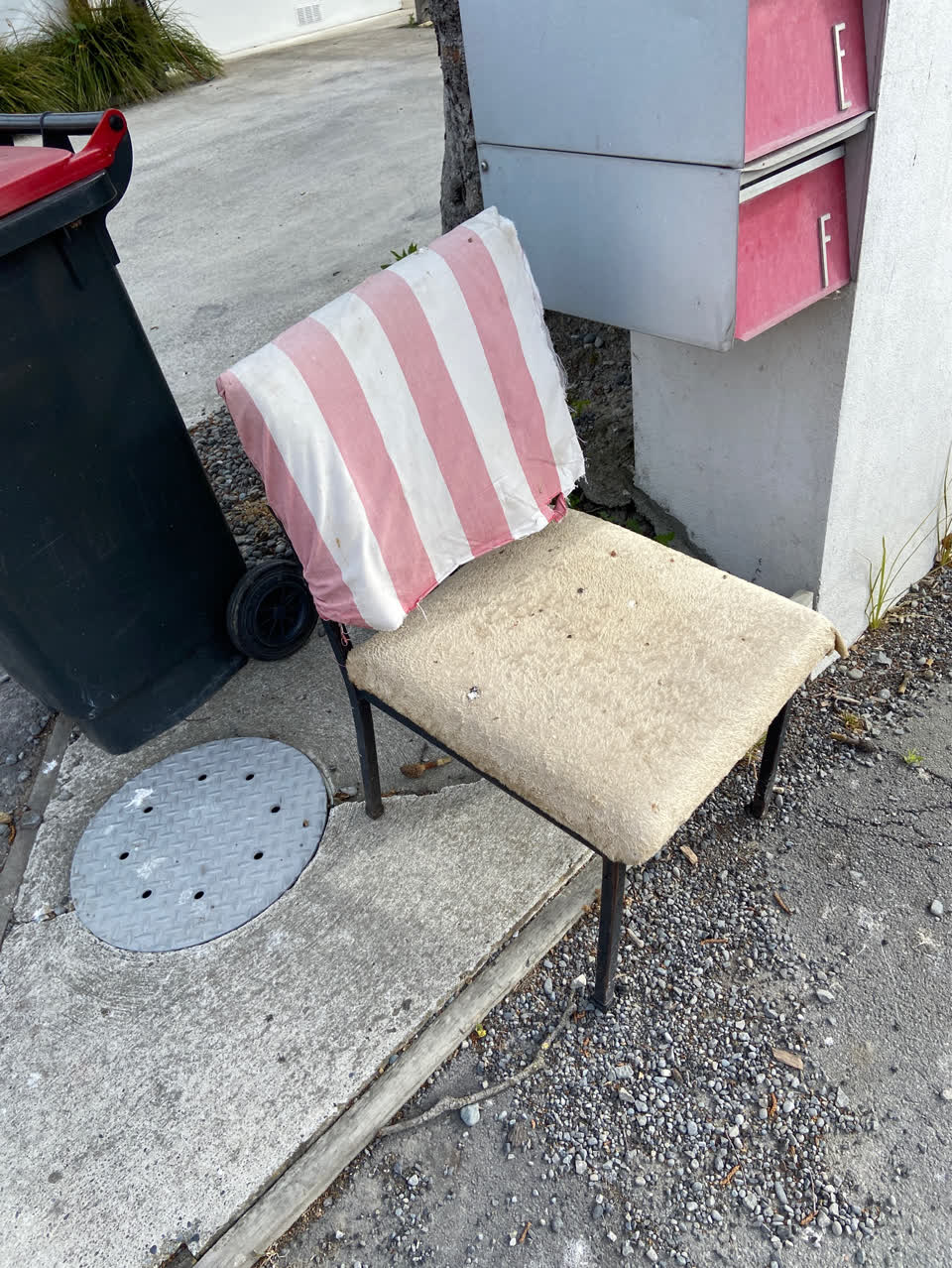 The photograph attached to this dumped rubbish report
