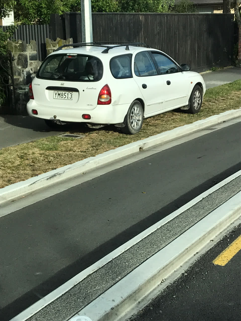 The photograph attached to this hazard, vehicle report