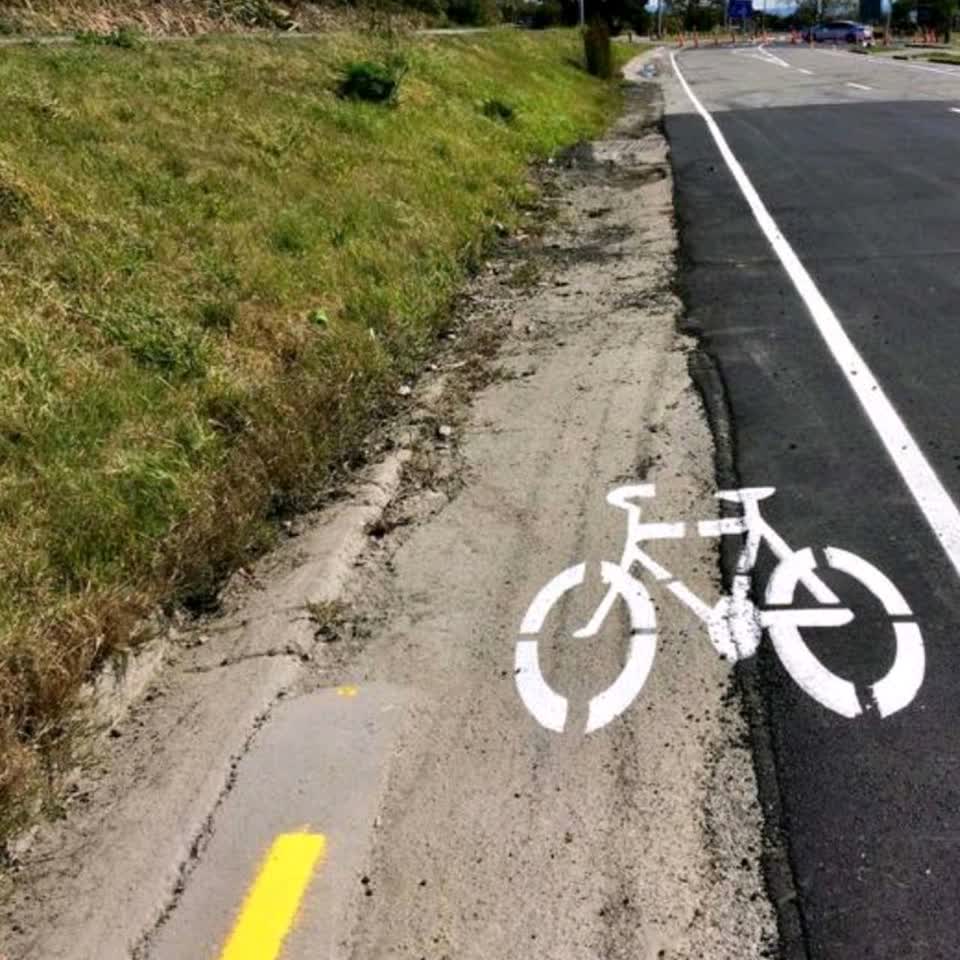 The photograph attached to this roads - general report