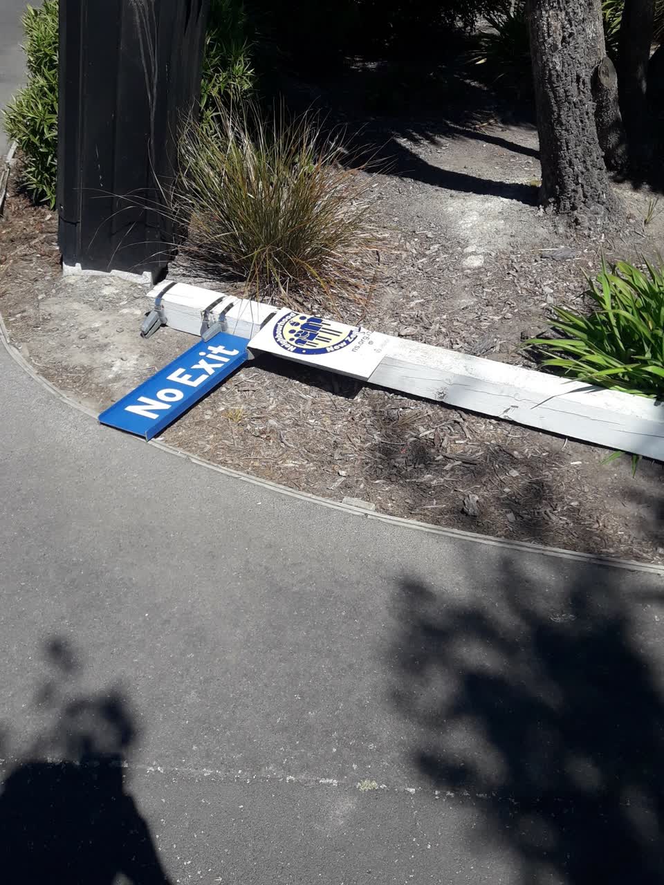 The photograph attached to this damaged street sign report