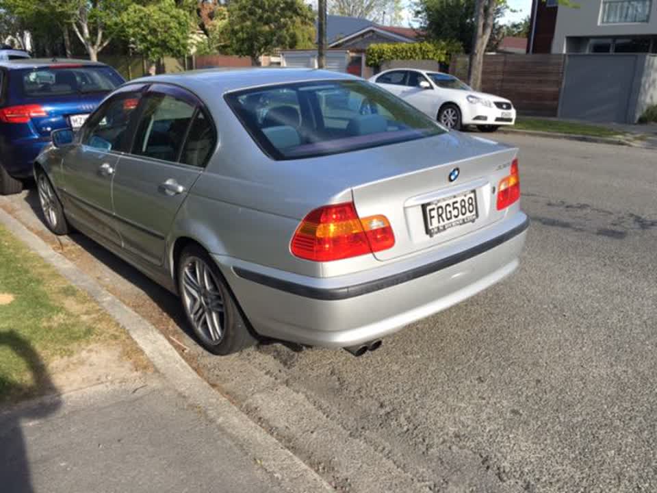 The photograph attached to this hazard, vehicle report