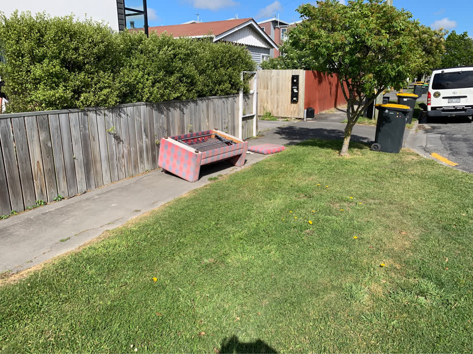 The photograph attached to this rubbish and bins - general report