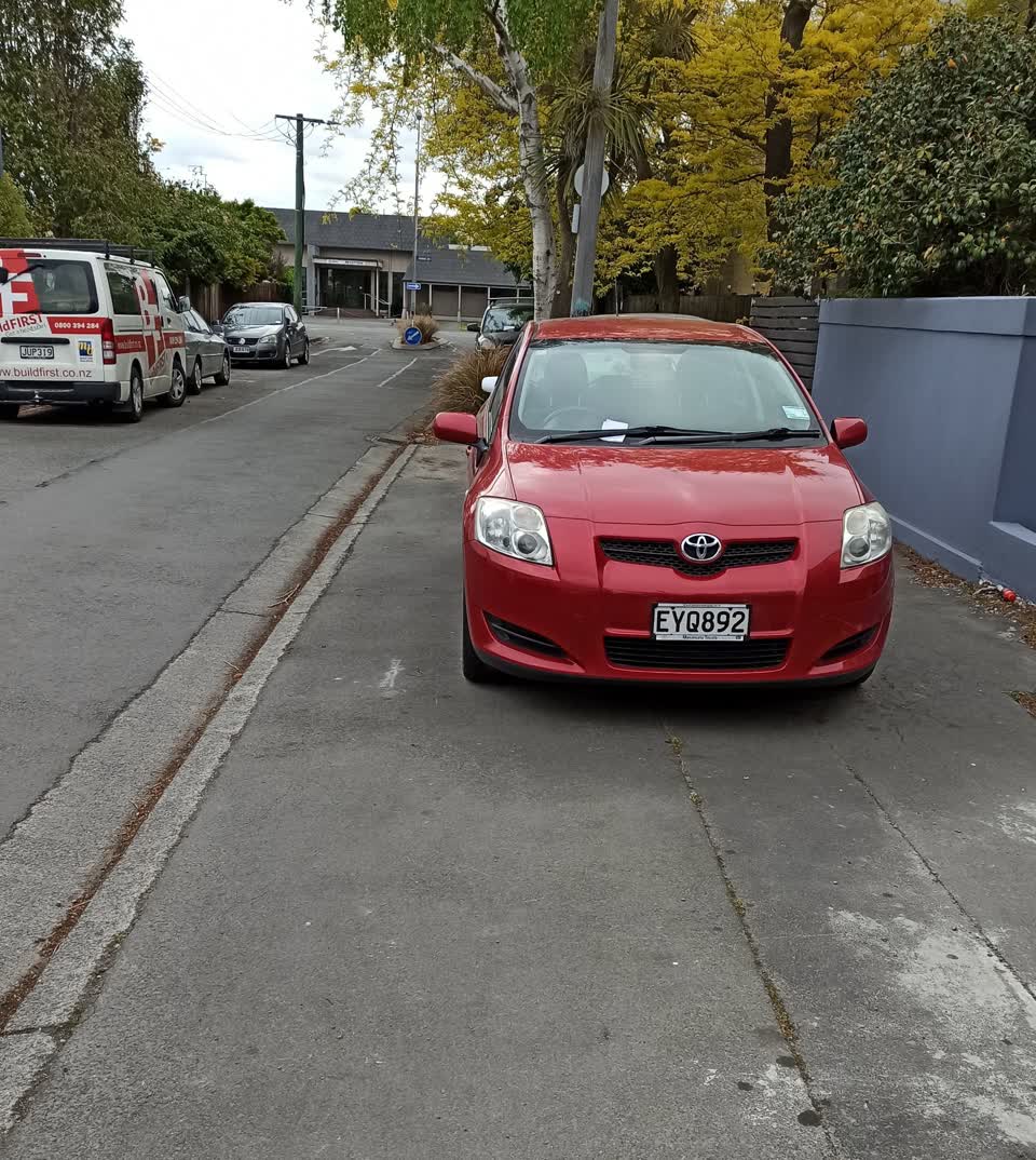 The photograph attached to this hazard, vehicle report
