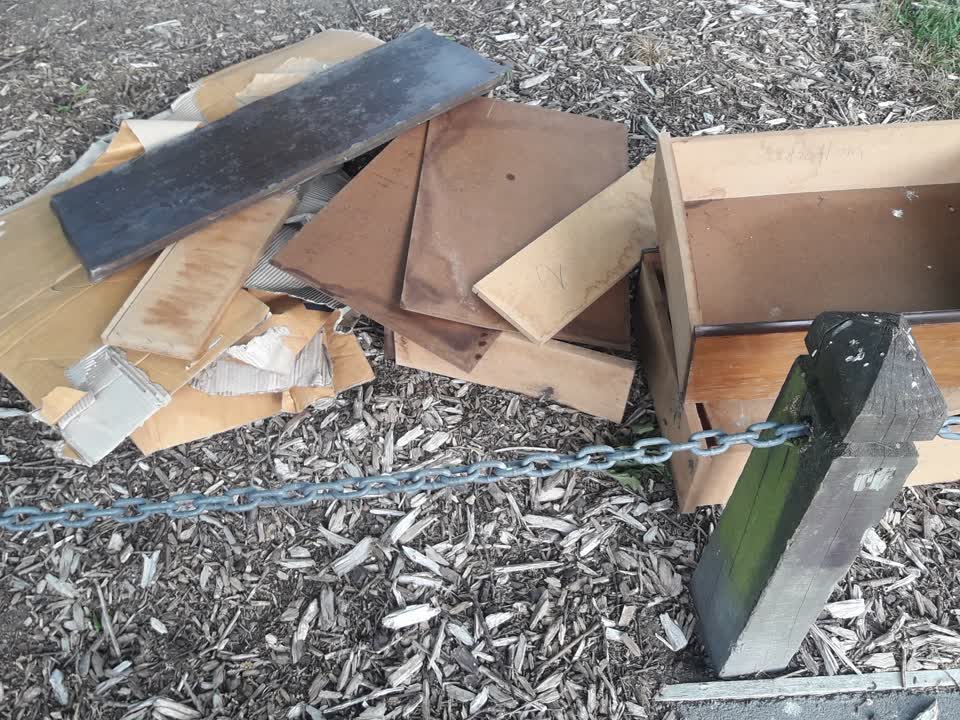 The photograph attached to this dumped rubbish report