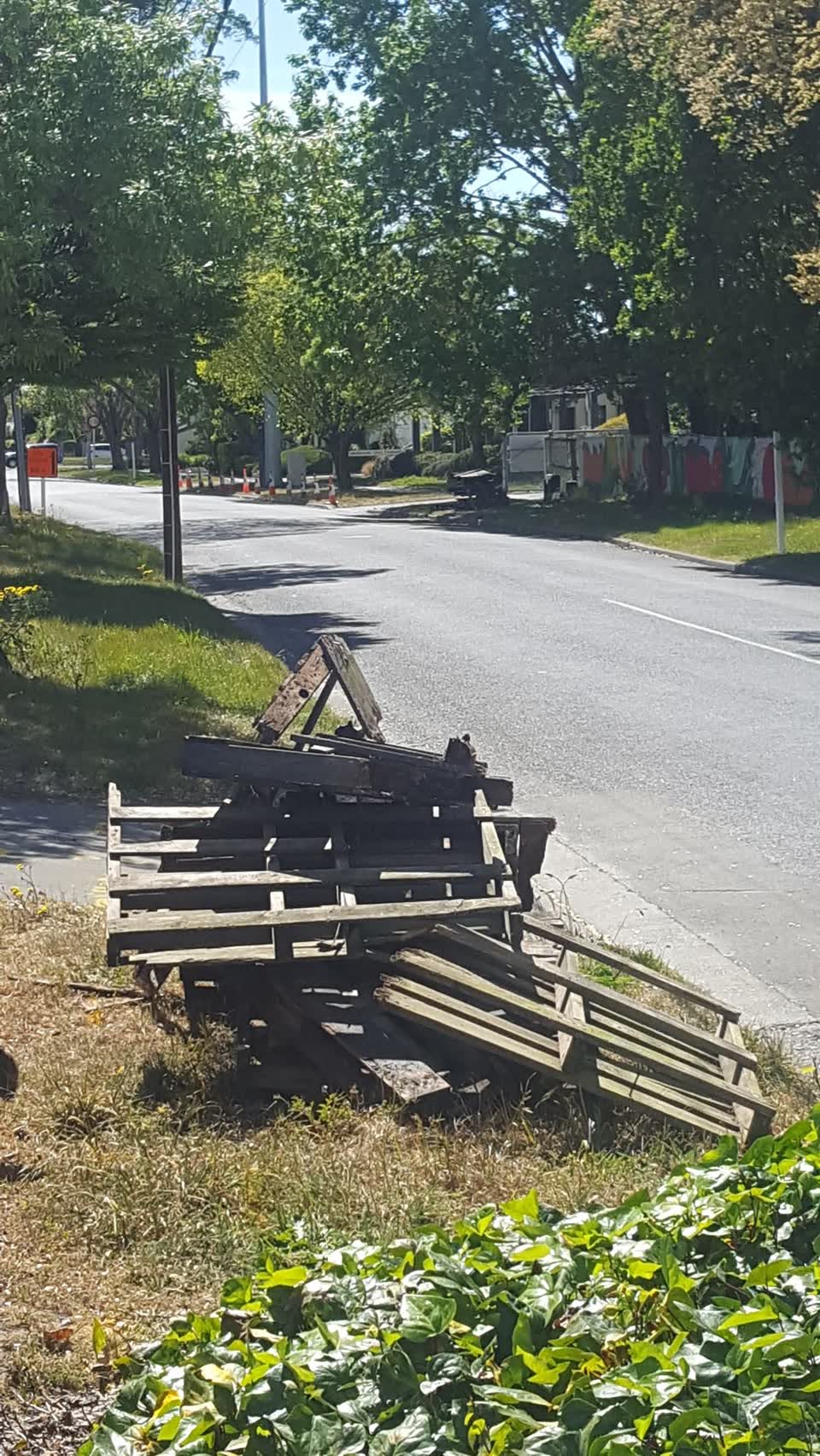 The photograph attached to this dumped rubbish report