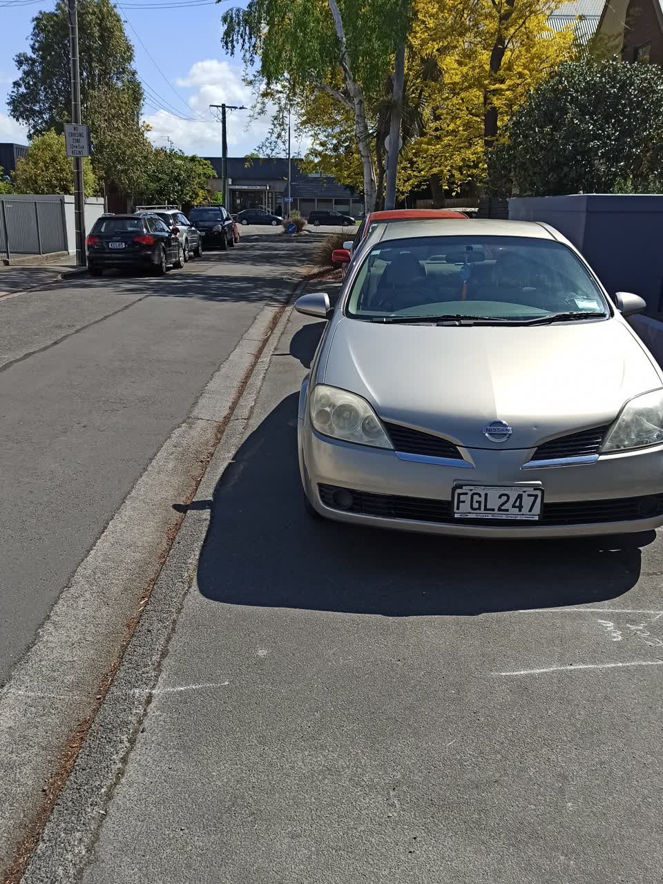 The photograph attached to this hazard, vehicle report