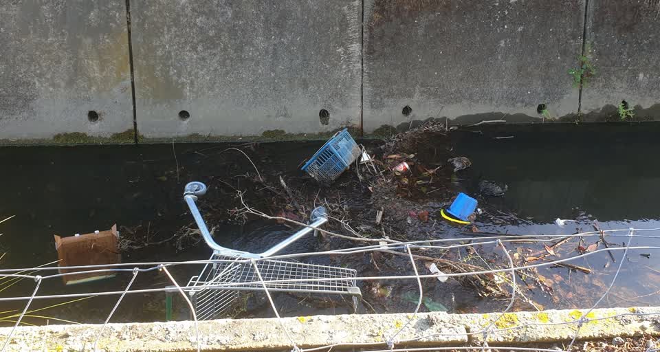 The photograph attached to this general - abandoned trolley report
