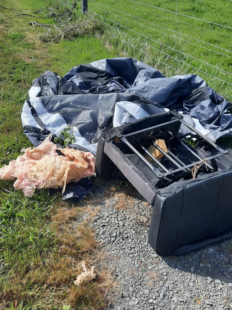The photograph attached to this dumped rubbish report