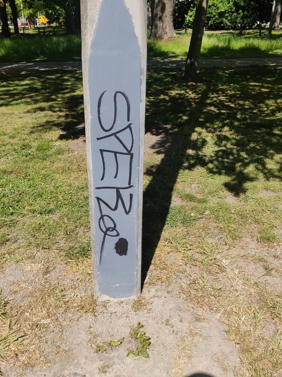 The photograph attached to this graffiti report