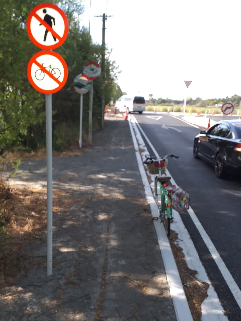 The photograph attached to this road signage report