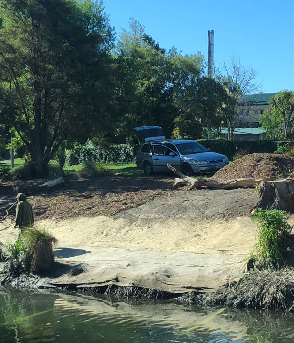 The photograph attached to this hazard, vehicle report