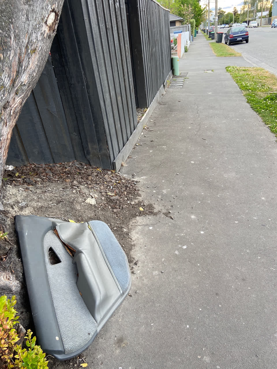 The photograph attached to this dumped rubbish report