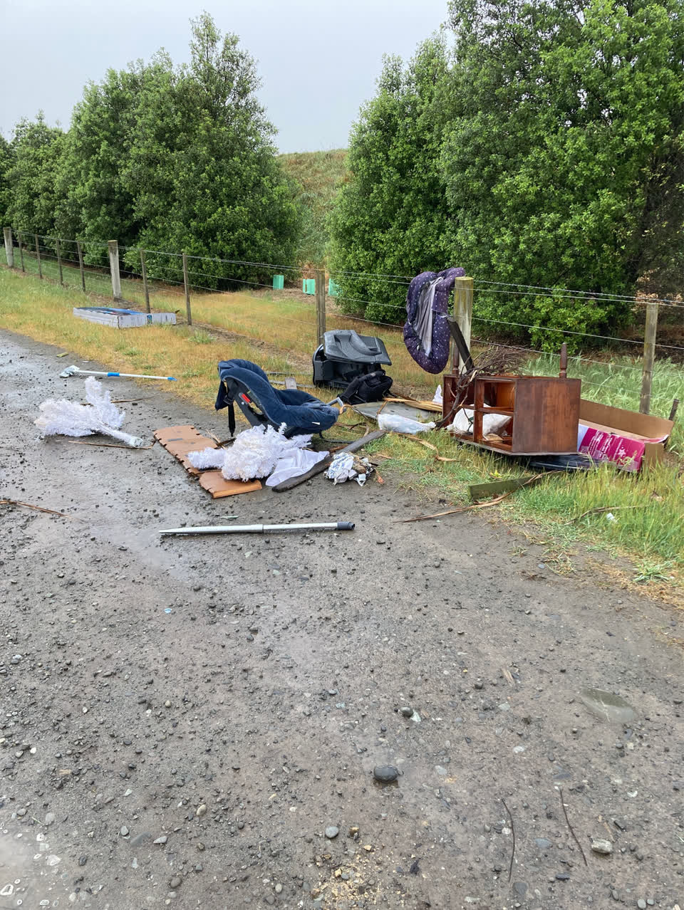 The photograph attached to this dumped rubbish report