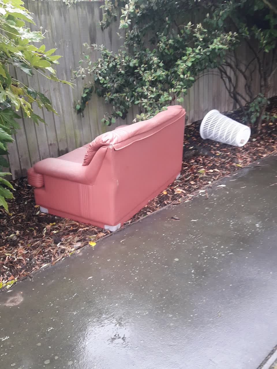The photograph attached to this dumped rubbish report
