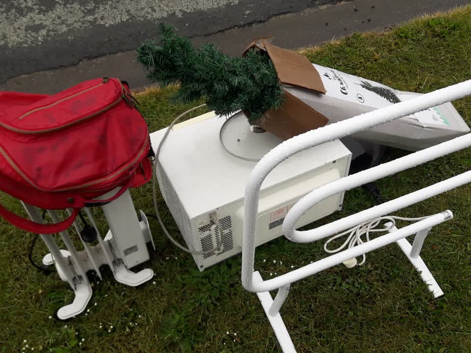 The photograph attached to this dumped rubbish report