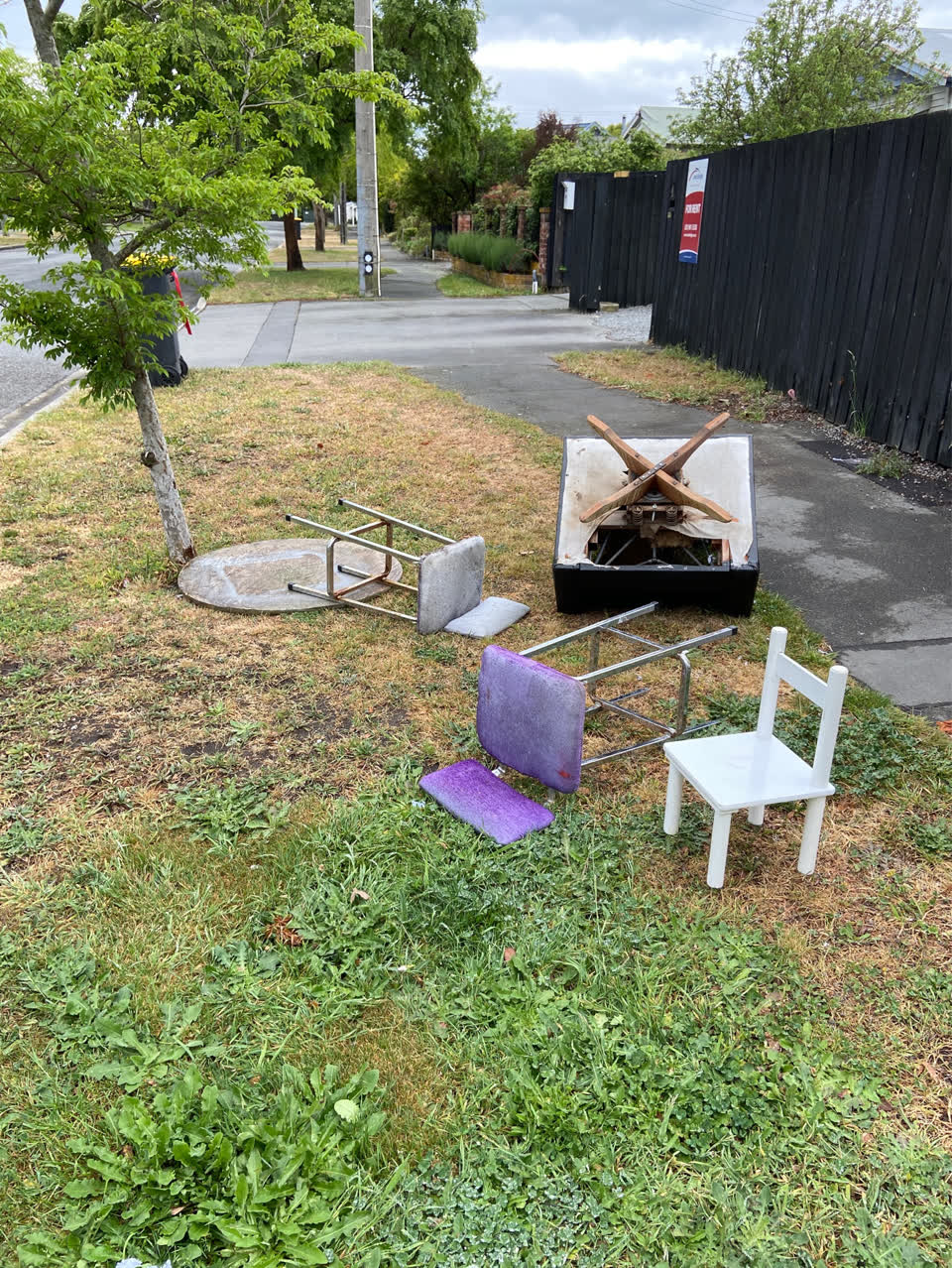 The photograph attached to this dumped rubbish report
