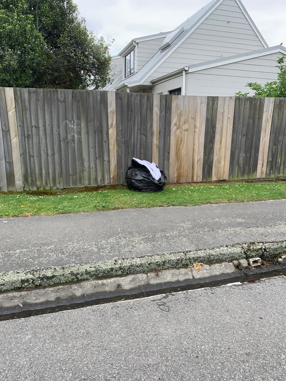 The photograph attached to this dumped rubbish report