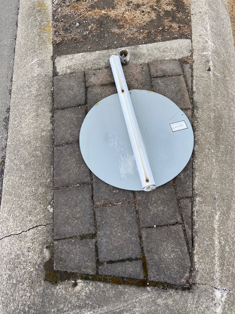 The photograph attached to this road signage report