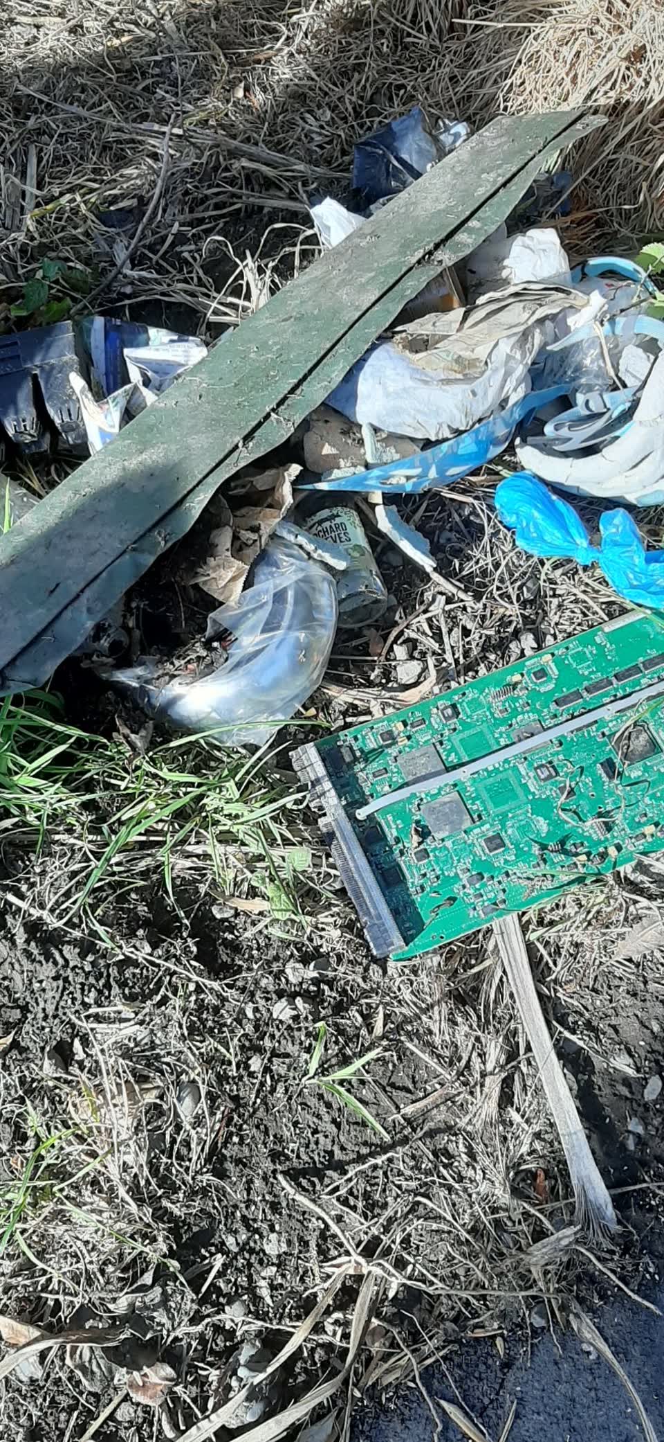 The photograph attached to this rubbish/recycling report
