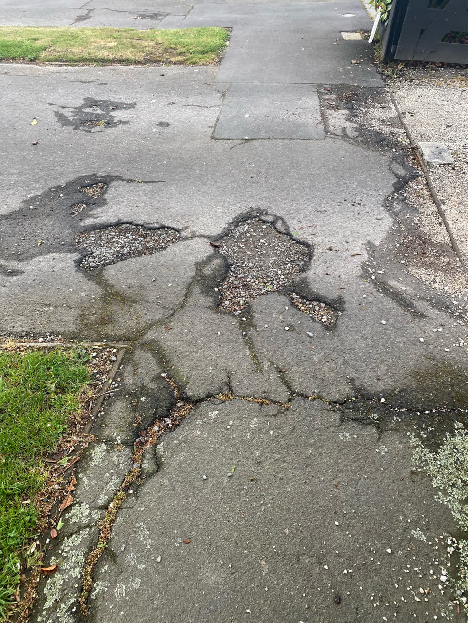 The photograph attached to this roading/streets report
