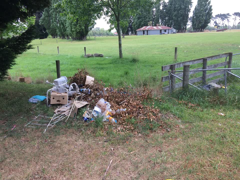 The photograph attached to this rubbish/recycling report