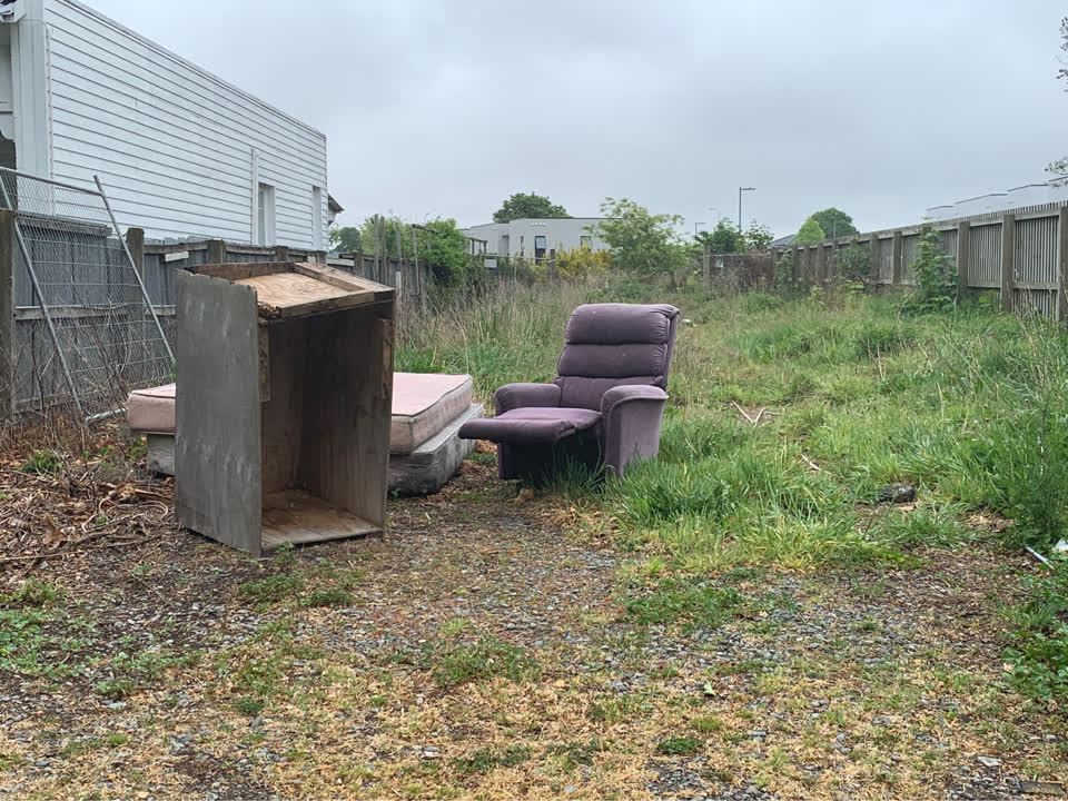 The photograph attached to this rubbish/recycling report