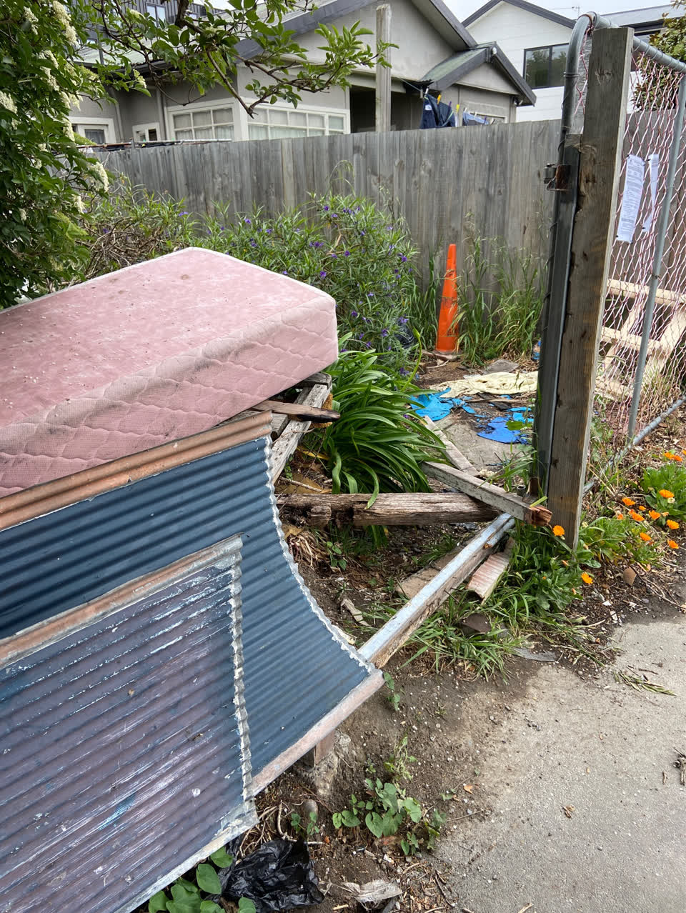 The photograph attached to this rubbish/recycling report