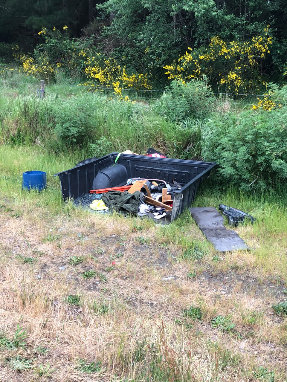 The photograph attached to this rubbish/recycling report