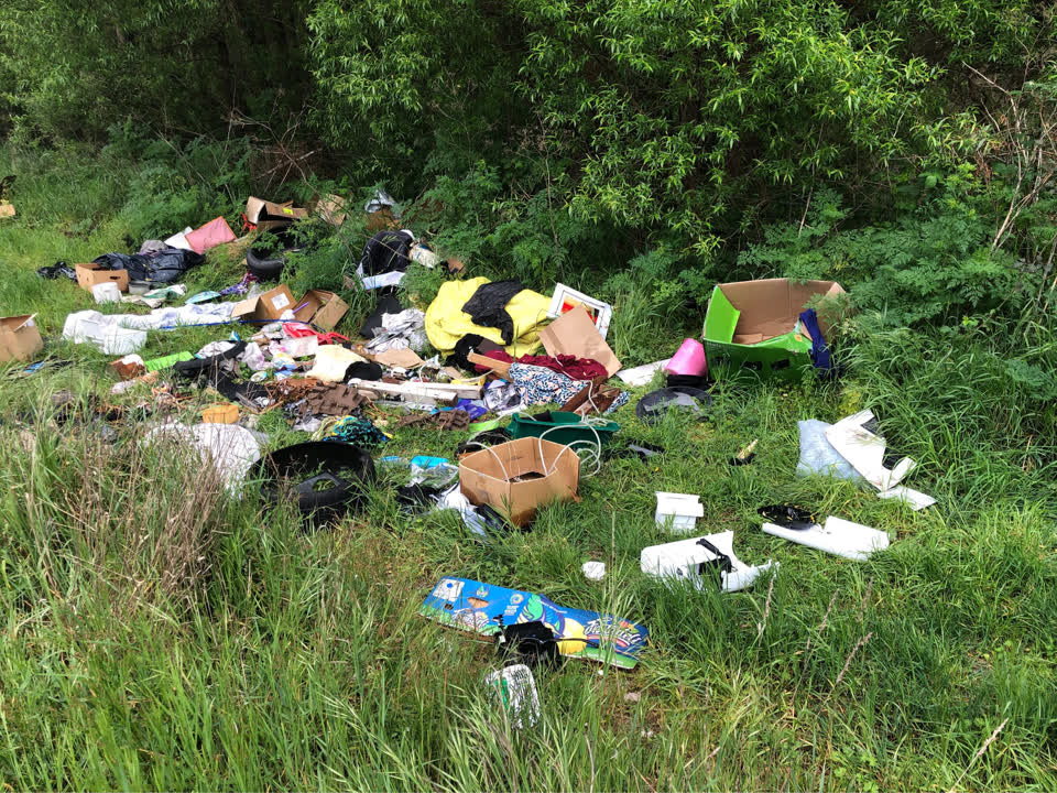 The photograph attached to this rubbish/recycling report