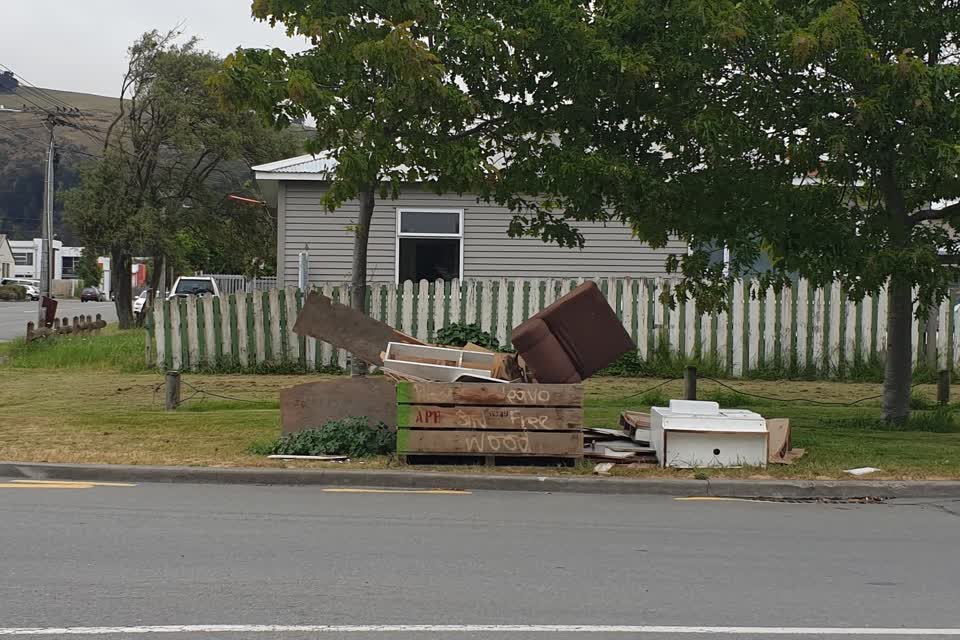 The photograph attached to this rubbish/recycling report