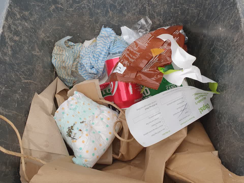 The photograph attached to this rubbish/recycling report