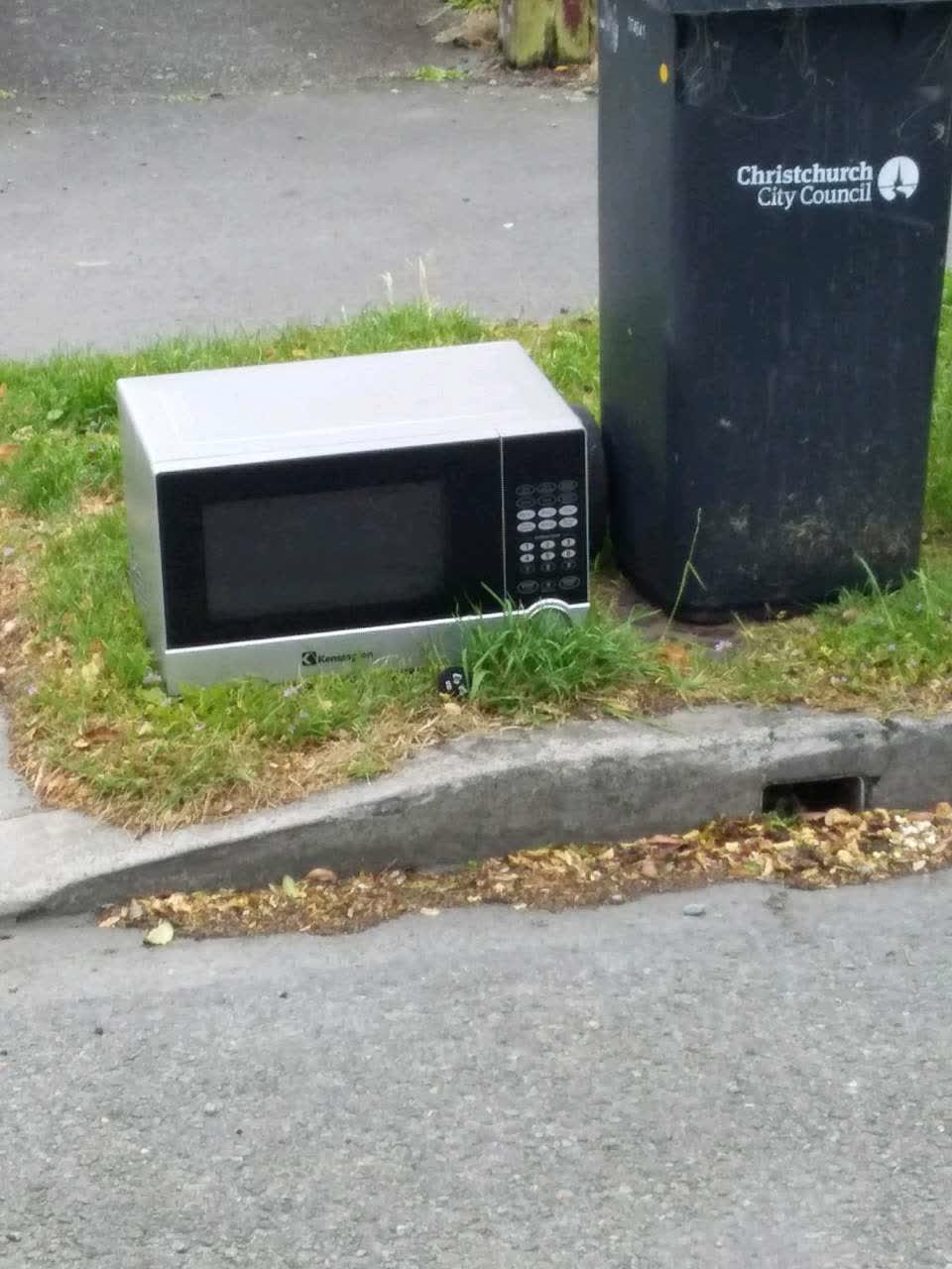 The photograph attached to this rubbish/recycling report