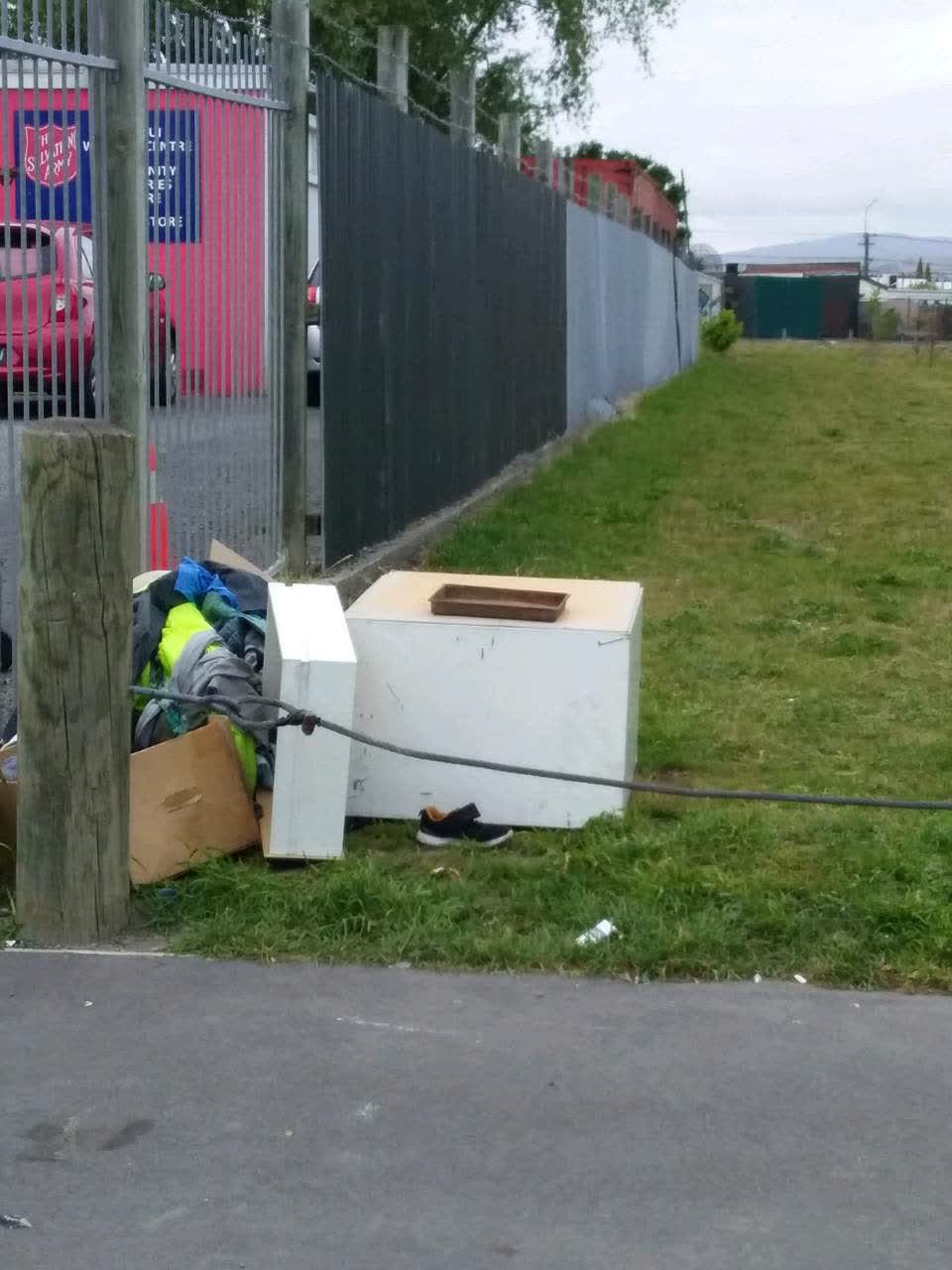 The photograph attached to this rubbish/recycling report