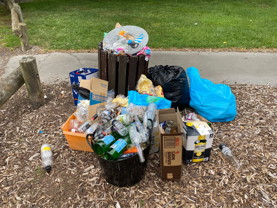 The photograph attached to this rubbish/recycling report