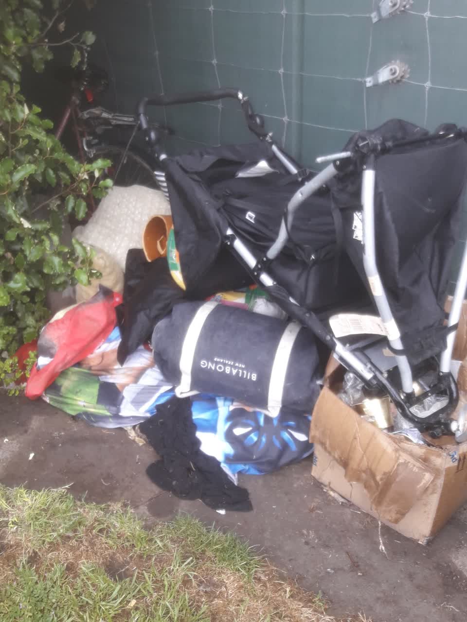 The photograph attached to this rubbish/recycling report