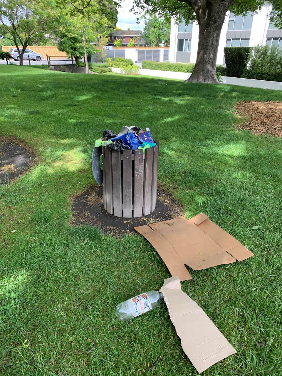 The photograph attached to this rubbish/recycling report